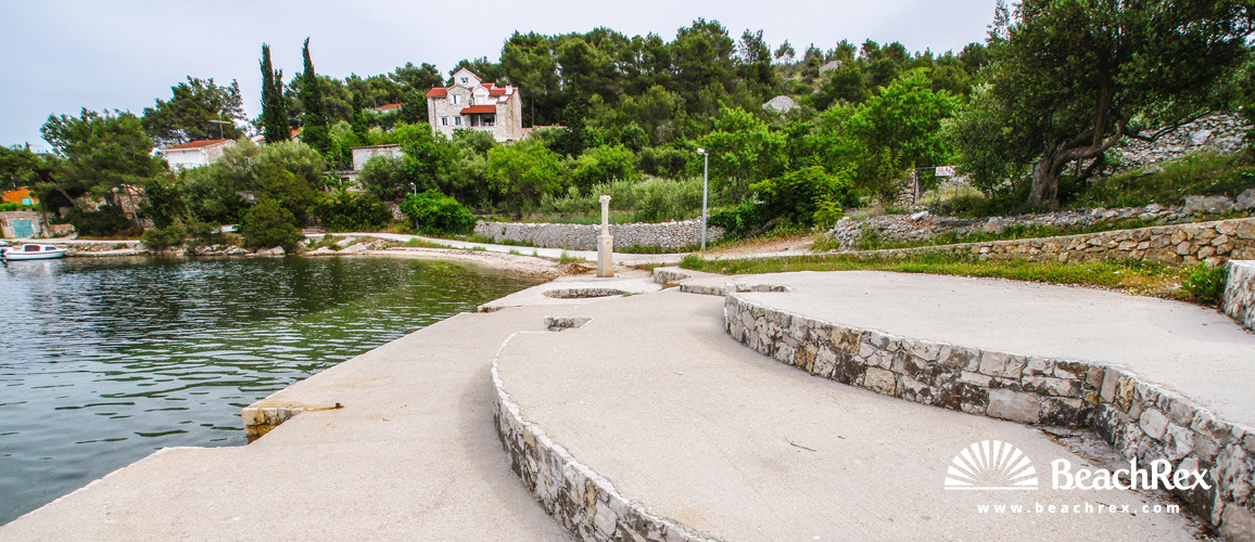 Croatie - Dalmatie  Split - Ile Brač -  Bobovišća - Plage Bobovišća