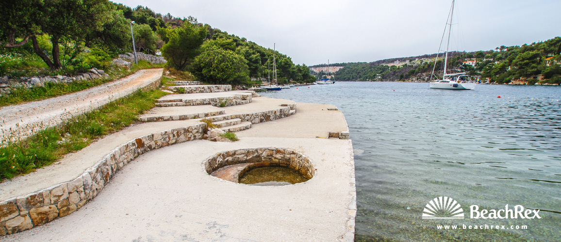 Croatie - Dalmatie  Split - Ile Brač -  Bobovišća - Plage Bobovišća